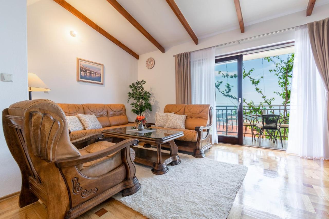 Apartment Iva With Sea View Makarska Eksteriør bilde
